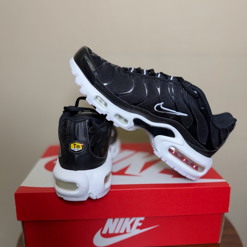NEW with Box Nike Air Max Plus Women Shoes, Black and White, size 6W - Picture 2 of 8